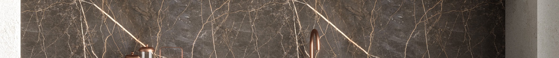 Textures inspired by wood and marble for a modern, comfortable kitchen