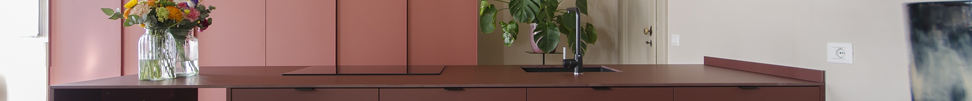 A pink to warm the kitchen and make it more sustainable 