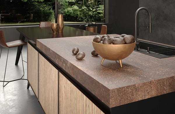 Kitchen surfaces: 4644 Caravella Light, 3514 Brera Red, 0759 Rosso Purjai